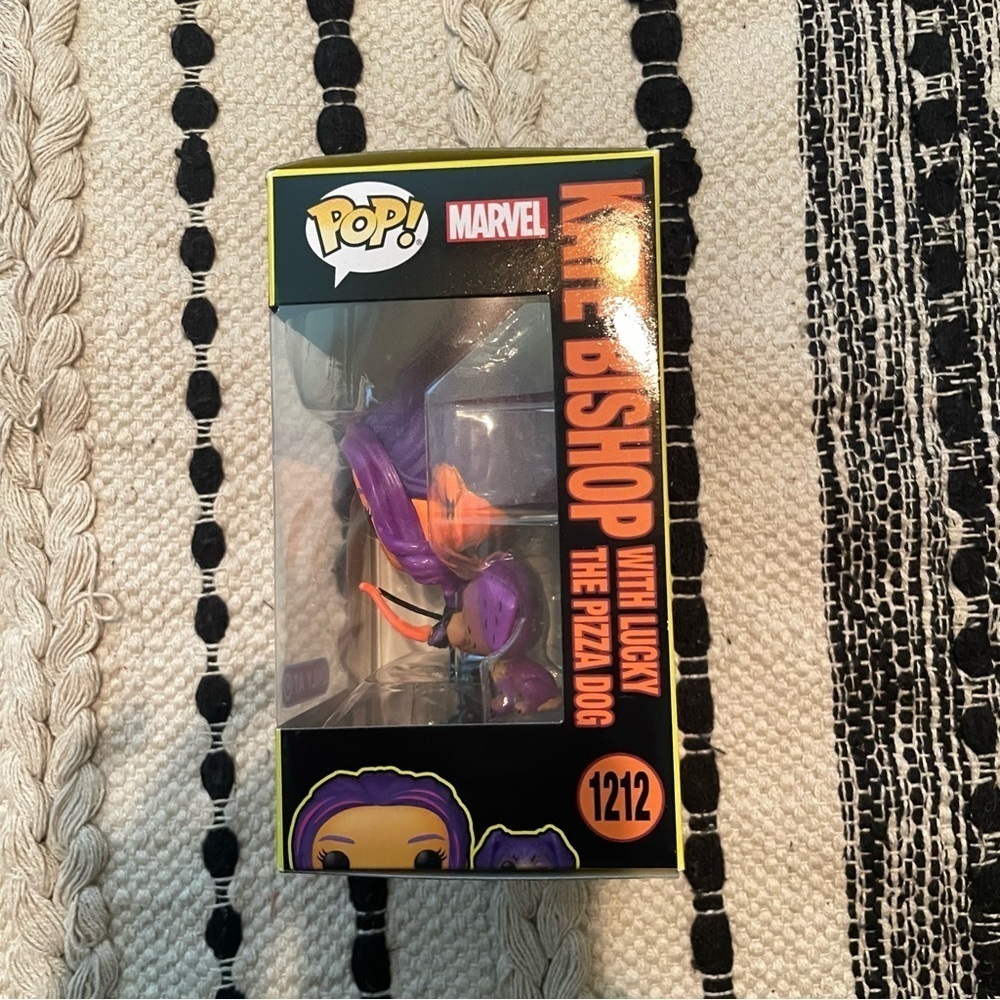 Funko POP‎ TV: Hawkeye - Kate Bishop & Lucky (Blacklight) - Picture 3 of 7